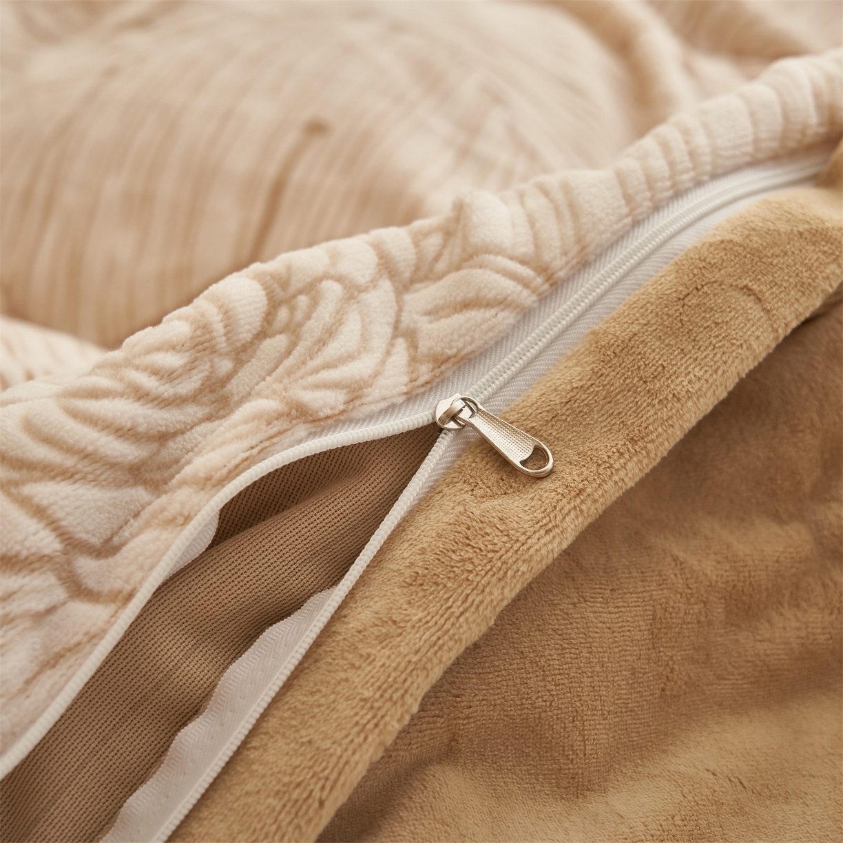 91家纺网 家纺一手货源 找家纺 恒爱家纺 2025新款牛奶绒立体剪花四件套 出水芙蓉-浅咖