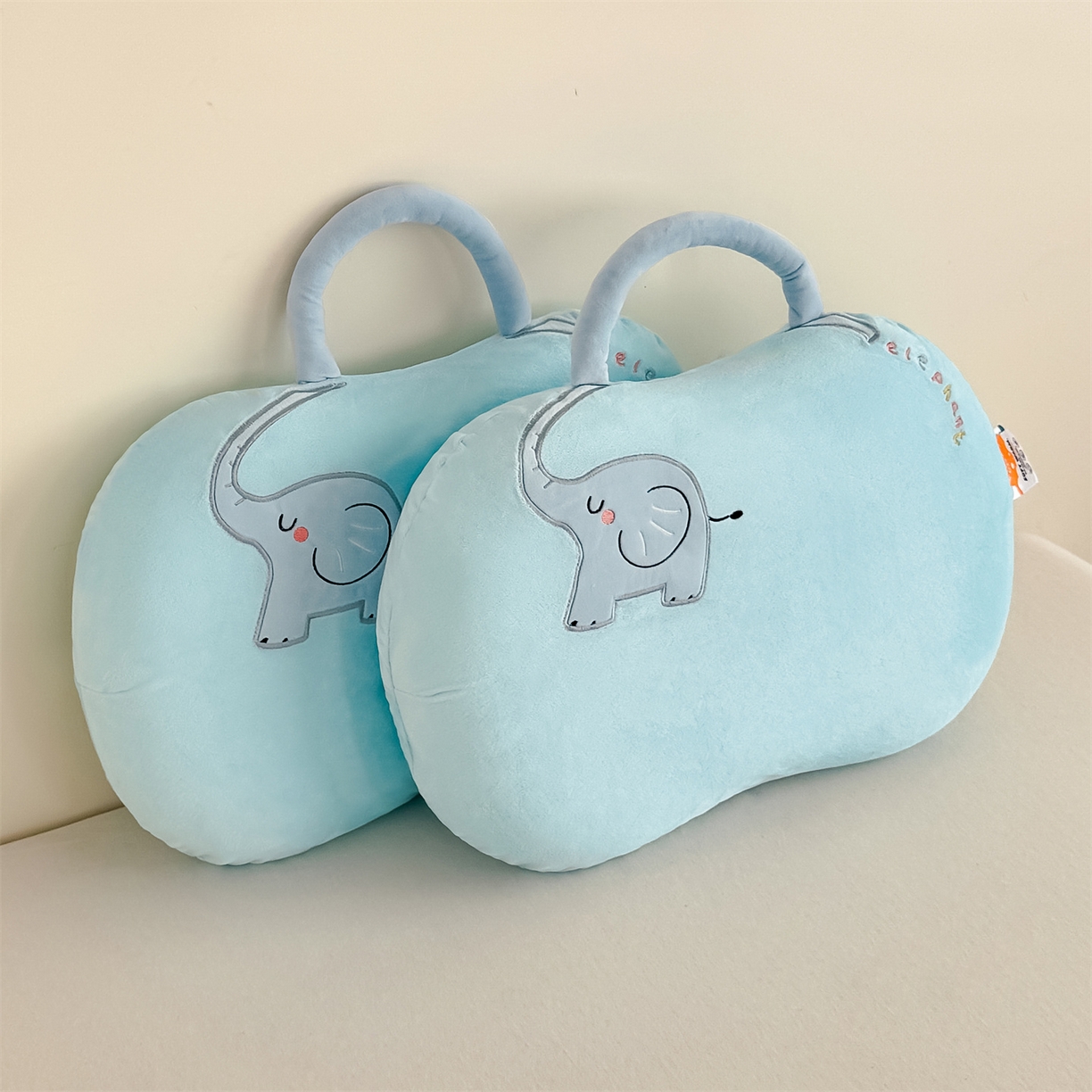 91家纺网 家纺一手货源 找家纺 麦肯锡 2025新款暖绒大象手提猫肚枕枕头枕芯单枕芯 蓝色