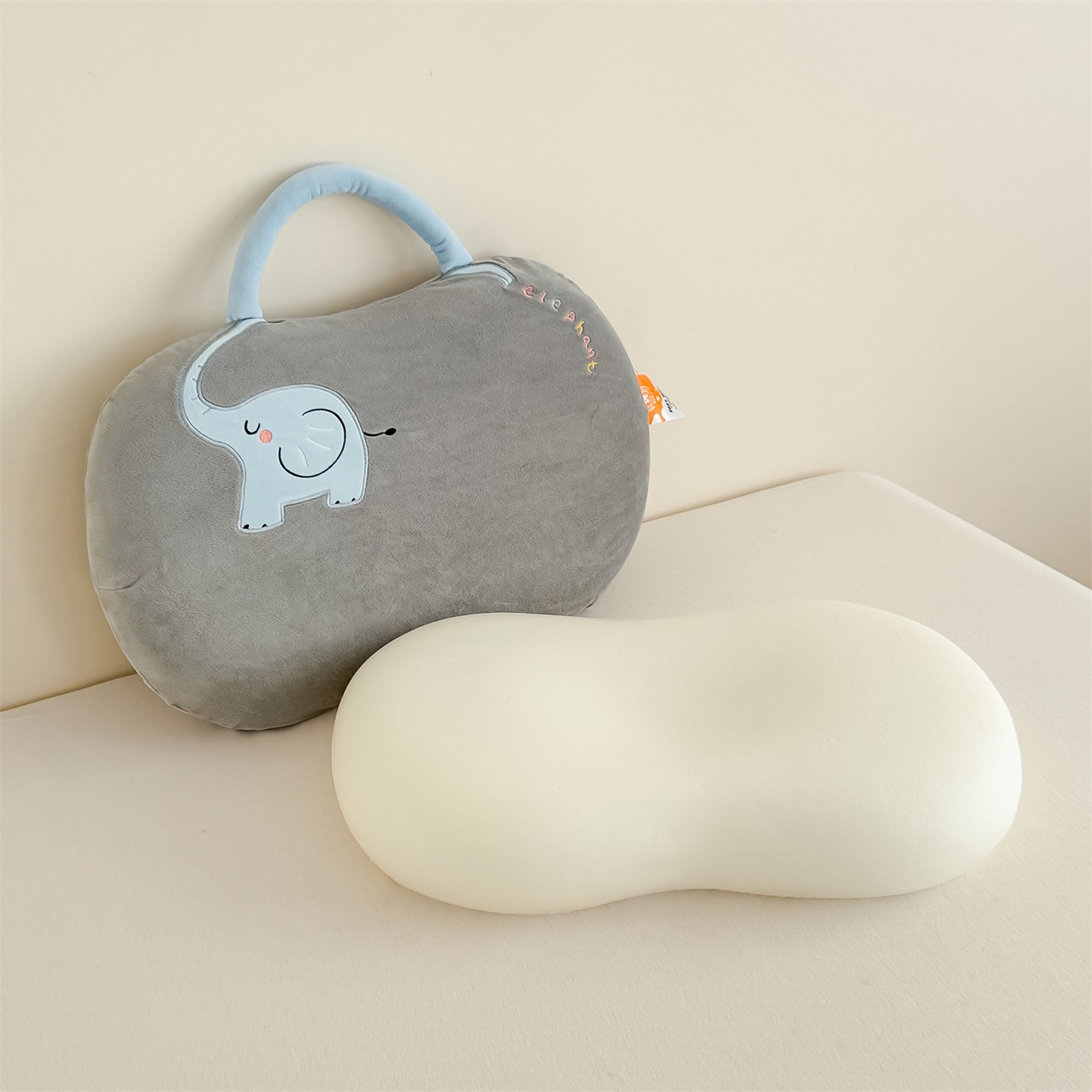 91家纺网 家纺一手货源 找家纺 麦肯锡 2025新款暖绒大象手提猫肚枕枕头枕芯单枕芯 灰色