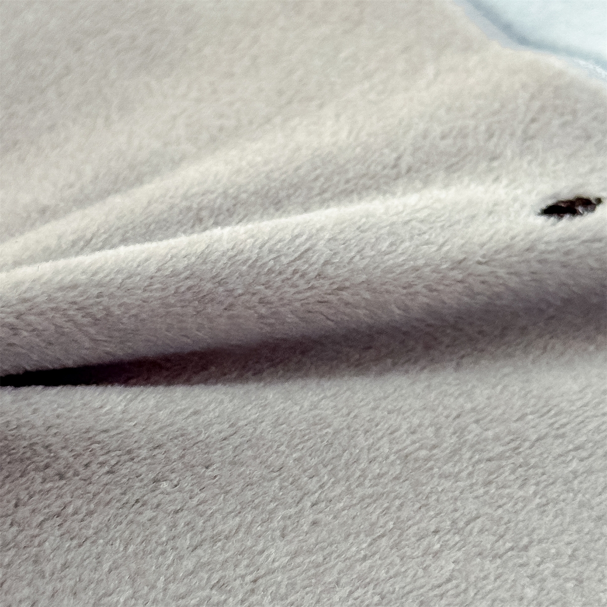 91家纺网 家纺一手货源 找家纺 麦肯锡 2025新款暖绒大象手提猫肚枕枕头枕芯单枕芯 灰色