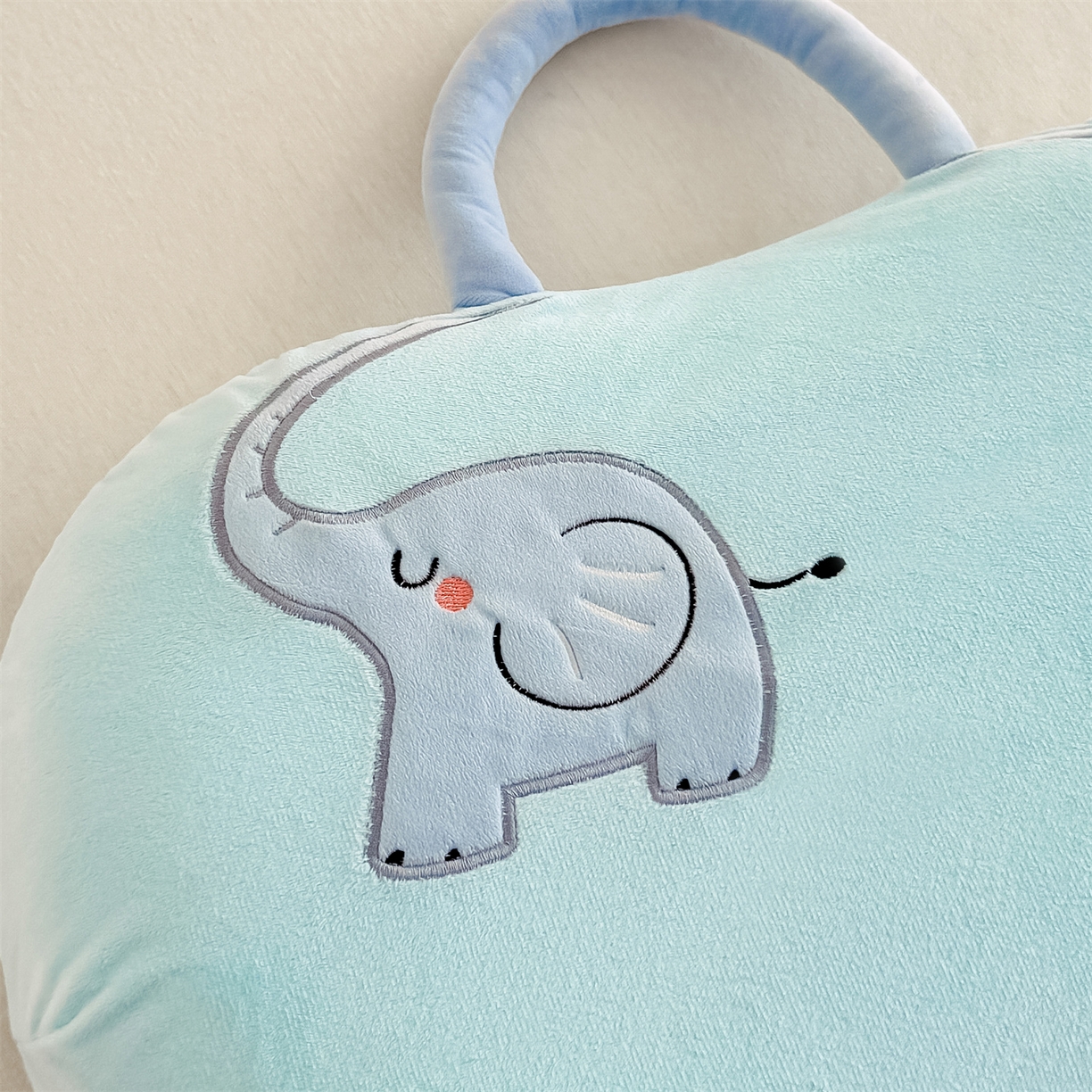 91家纺网 家纺一手货源 找家纺 麦肯锡 2025新款暖绒大象手提猫肚枕枕头枕芯单枕芯 蓝色