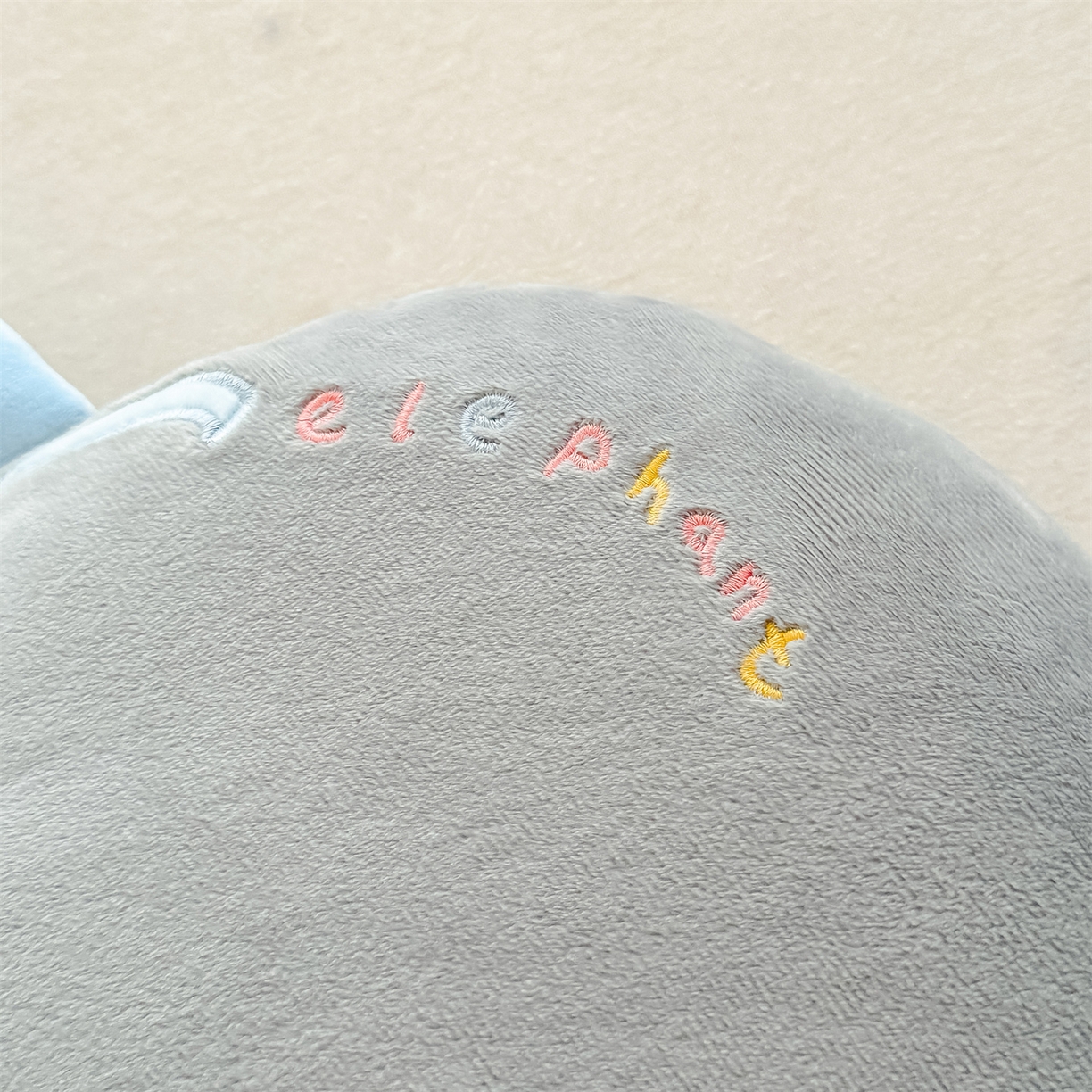 91家纺网 家纺一手货源 找家纺 麦肯锡 2025新款暖绒大象手提猫肚枕枕头枕芯单枕芯 灰色