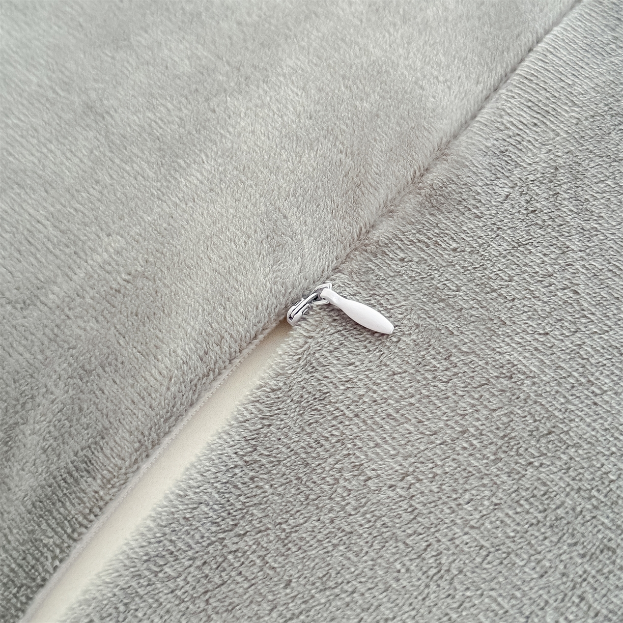 91家纺网 家纺一手货源 找家纺 麦肯锡 2025新款暖绒大象手提猫肚枕枕头枕芯单枕芯 灰色