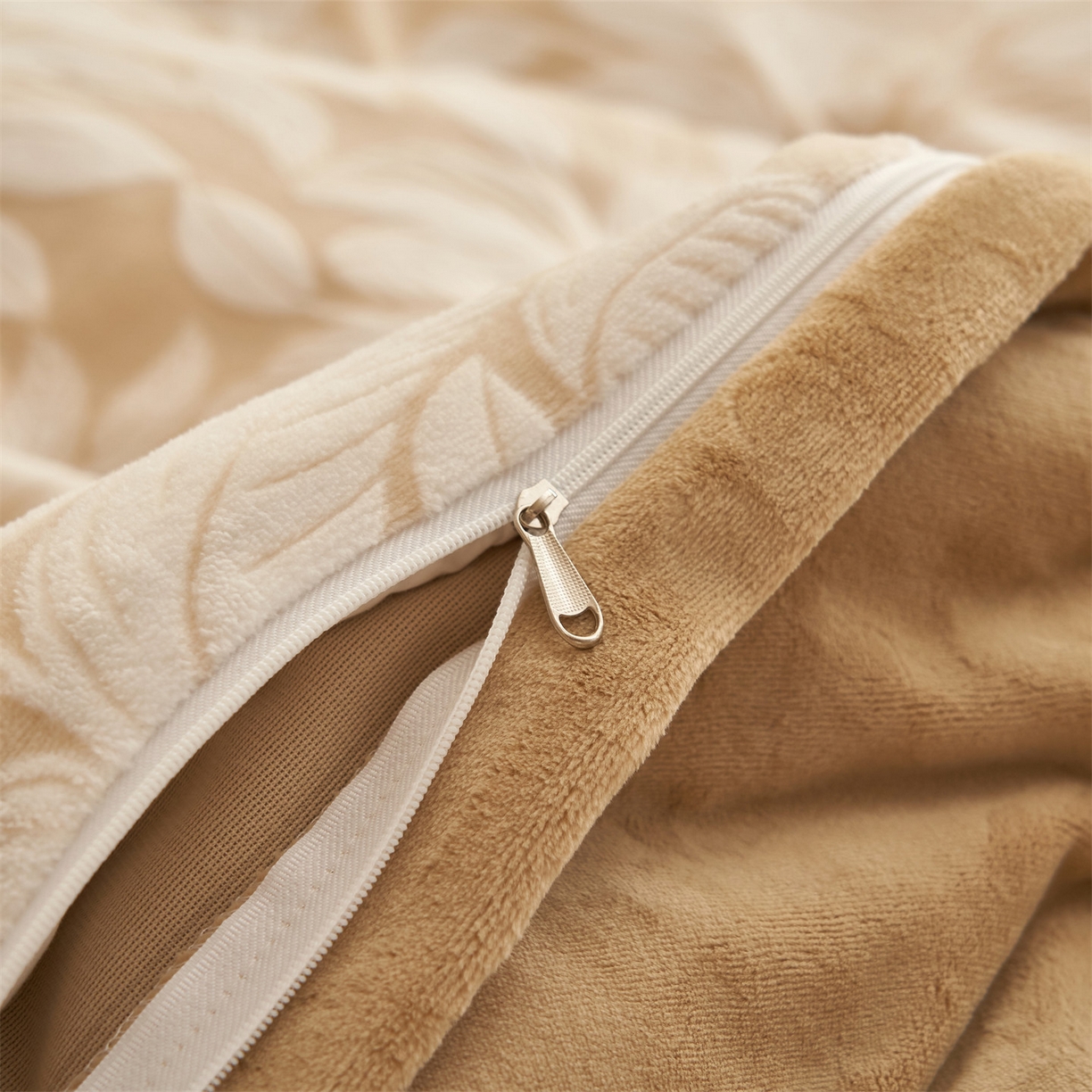 91家纺网 家纺一手货源 找家纺 恒爱家纺 2025新款牛奶绒立体剪花四件套 春和蜜叶-浅咖