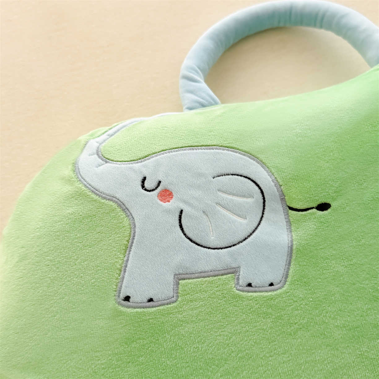 91家纺网 家纺一手货源 找家纺 麦肯锡 2025新款暖绒大象手提猫肚枕枕头枕芯单枕芯 绿色