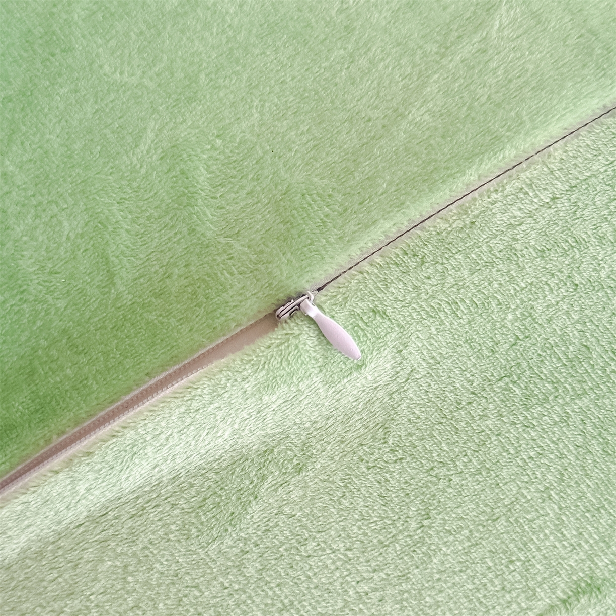 91家纺网 家纺一手货源 找家纺 麦肯锡 2025新款暖绒大象手提猫肚枕枕头枕芯单枕芯 绿色