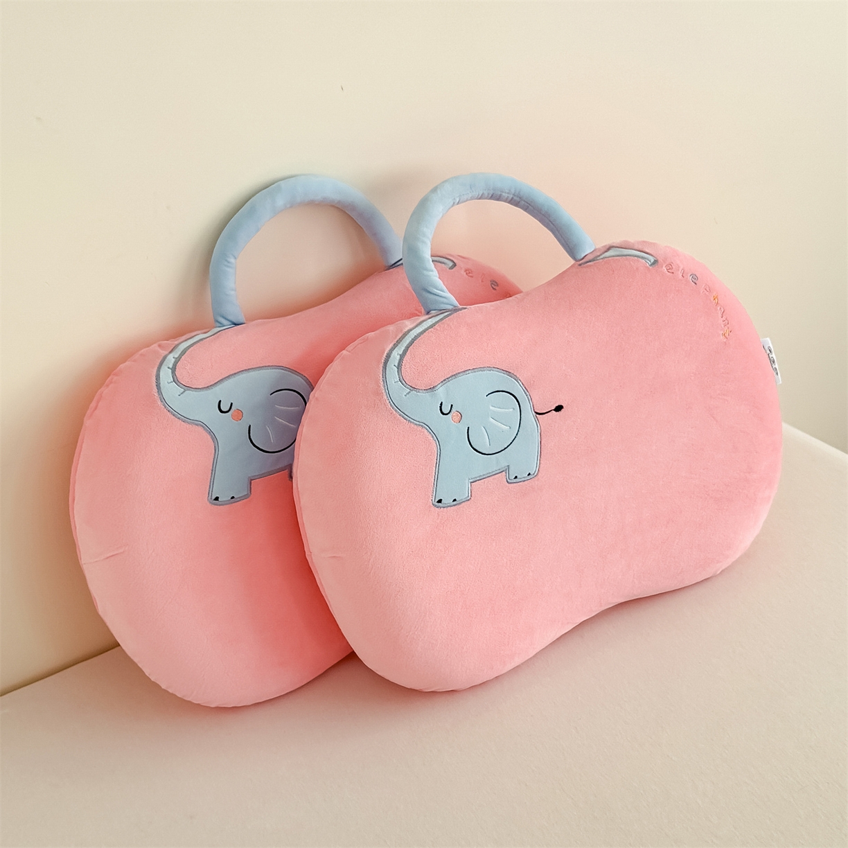 91家纺网 家纺一手货源 找家纺 麦肯锡 2025新款暖绒大象手提猫肚枕枕头枕芯单枕芯 粉色