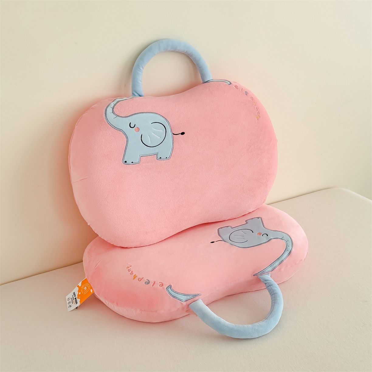 91家纺网 家纺一手货源 找家纺 麦肯锡 2025新款暖绒大象手提猫肚枕枕头枕芯单枕芯 粉色