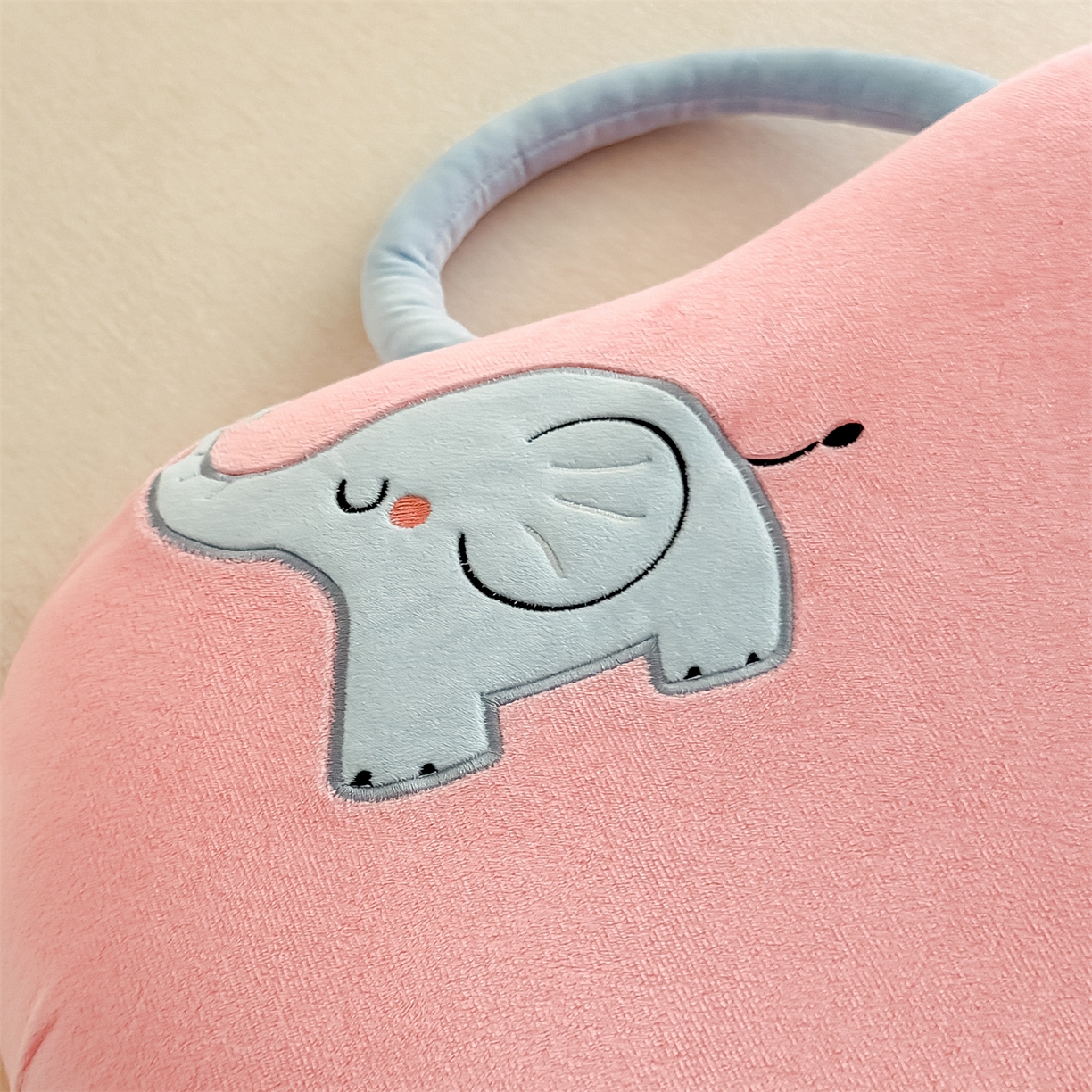 91家纺网 家纺一手货源 找家纺 麦肯锡 2025新款暖绒大象手提猫肚枕枕头枕芯单枕芯 粉色