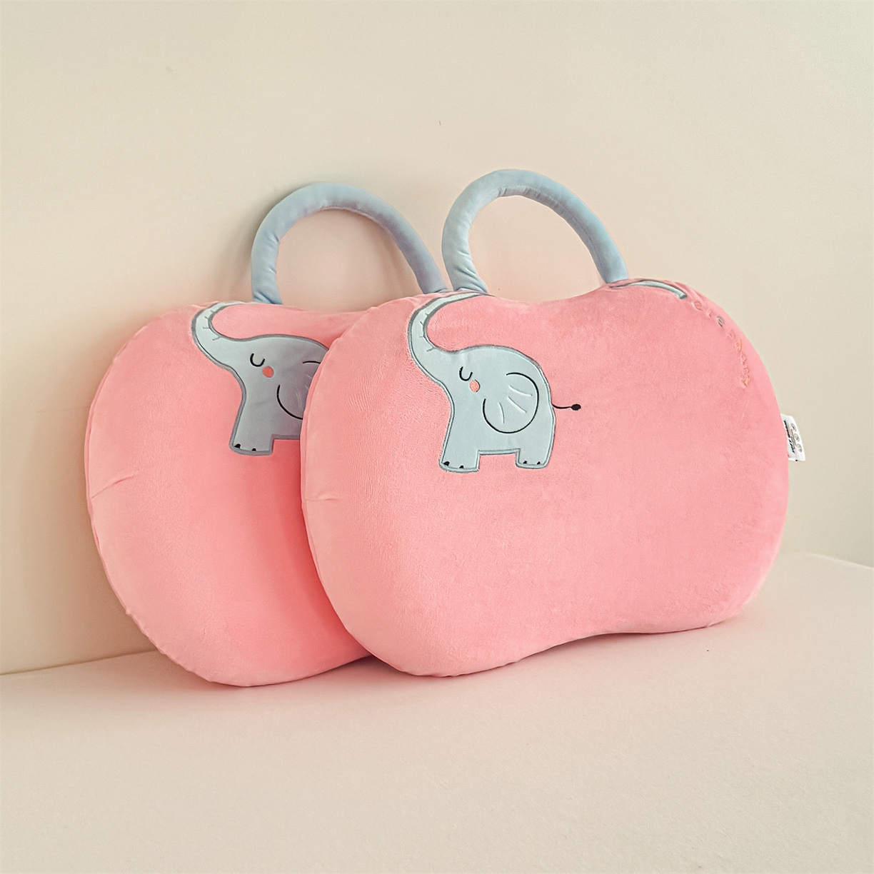 91家纺网 家纺一手货源 找家纺 麦肯锡 2025新款暖绒大象手提猫肚枕枕头枕芯单枕芯 粉色