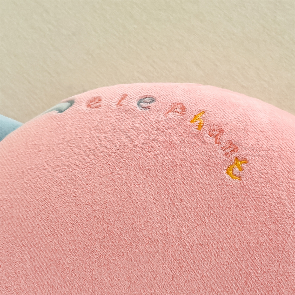 91家纺网 家纺一手货源 找家纺 麦肯锡 2025新款暖绒大象手提猫肚枕枕头枕芯单枕芯 粉色