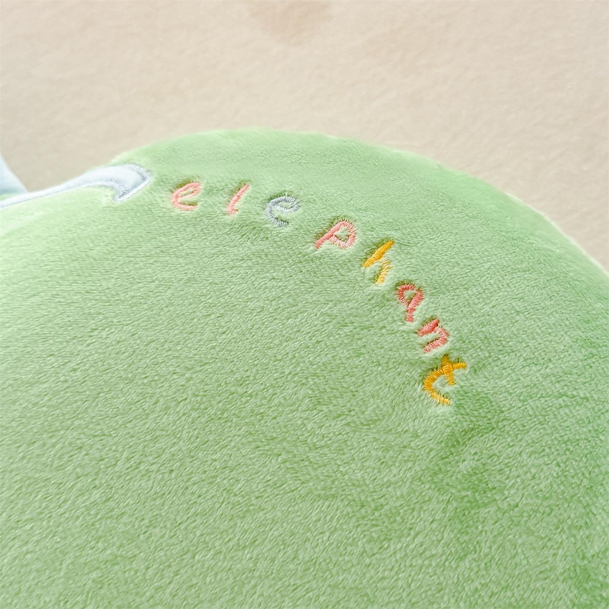 91家纺网 家纺一手货源 找家纺 麦肯锡 2025新款暖绒大象手提猫肚枕枕头枕芯单枕芯 绿色