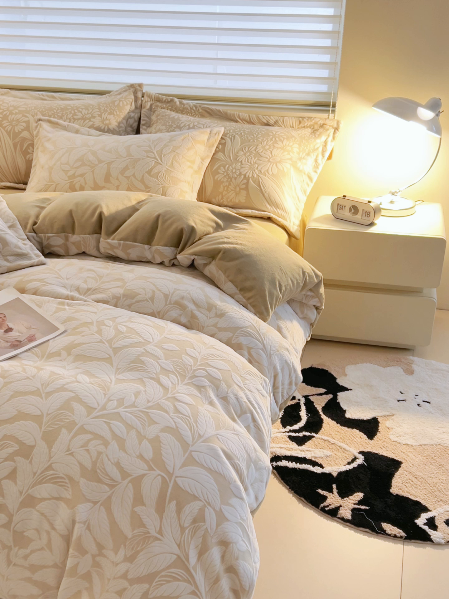 91家纺网 家纺一手货源 找家纺 恒爱家纺 2025新款牛奶绒立体剪花四件套 春和蜜叶-浅咖