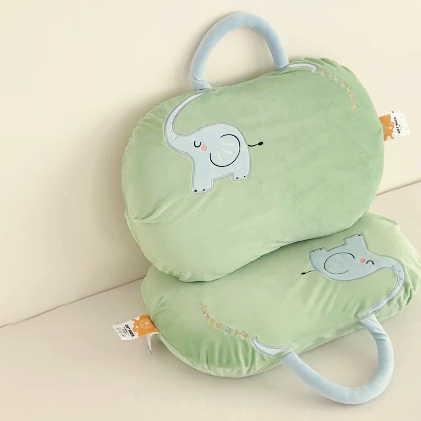 91家纺网 家纺一手货源 找家纺 麦肯锡 2025新款暖绒大象手提猫肚枕枕头枕芯单枕芯 绿色