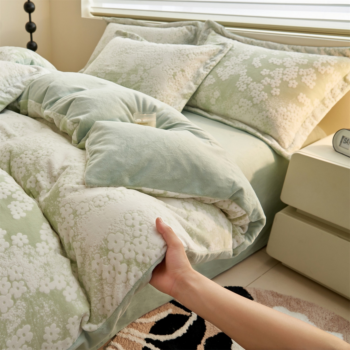 91家纺网 家纺一手货源 找家纺 恒爱家纺 2025新款牛奶绒立体剪花四件套 春景小花-绿