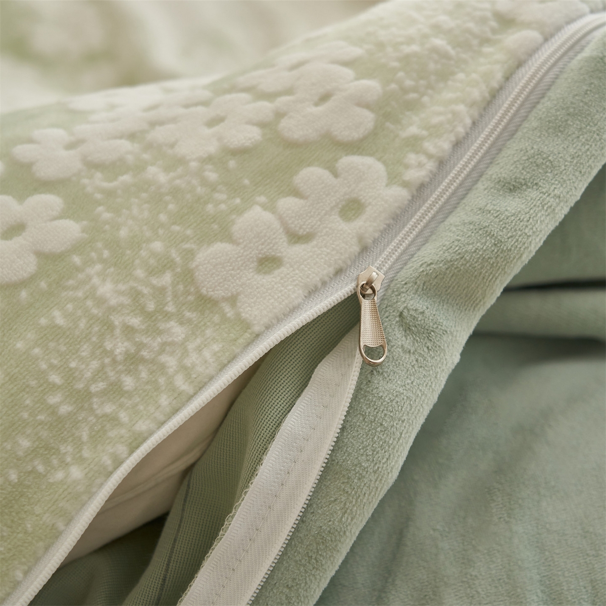 91家纺网 家纺一手货源 找家纺 恒爱家纺 2025新款牛奶绒立体剪花四件套 春景小花-绿