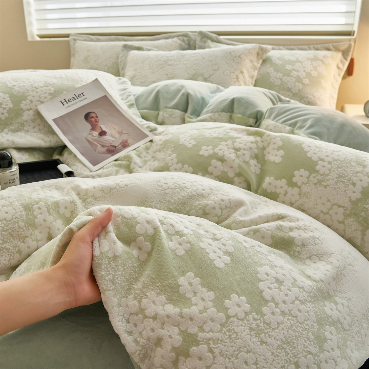 91家纺网 家纺一手货源 找家纺 恒爱家纺 2025新款牛奶绒立体剪花四件套 春景小花-绿