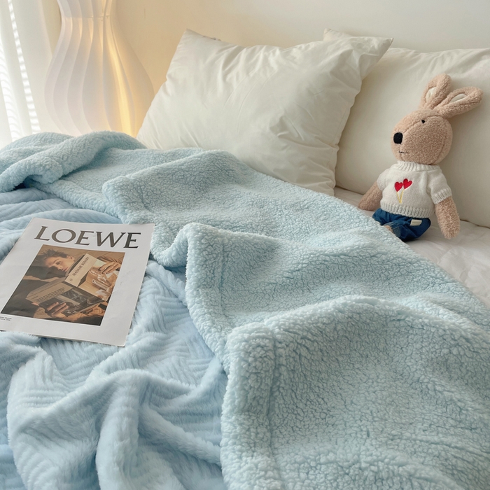 91家纺网 家纺一手货源 找家纺 顾里家纺 2025新款韩系提花兔毛绒毯毛毯毯子 天空蓝