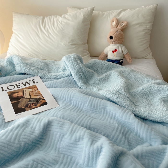 91家纺网 家纺一手货源 找家纺 顾里家纺 2025新款韩系提花兔毛绒毯毛毯毯子 天空蓝