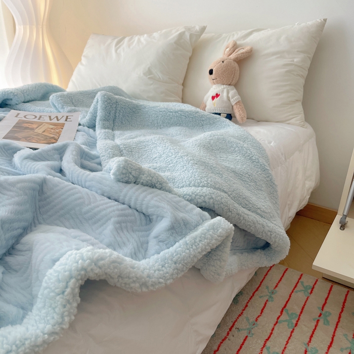 91家纺网 家纺一手货源 找家纺 顾里家纺 2025新款韩系提花兔毛绒毯毛毯毯子 天空蓝