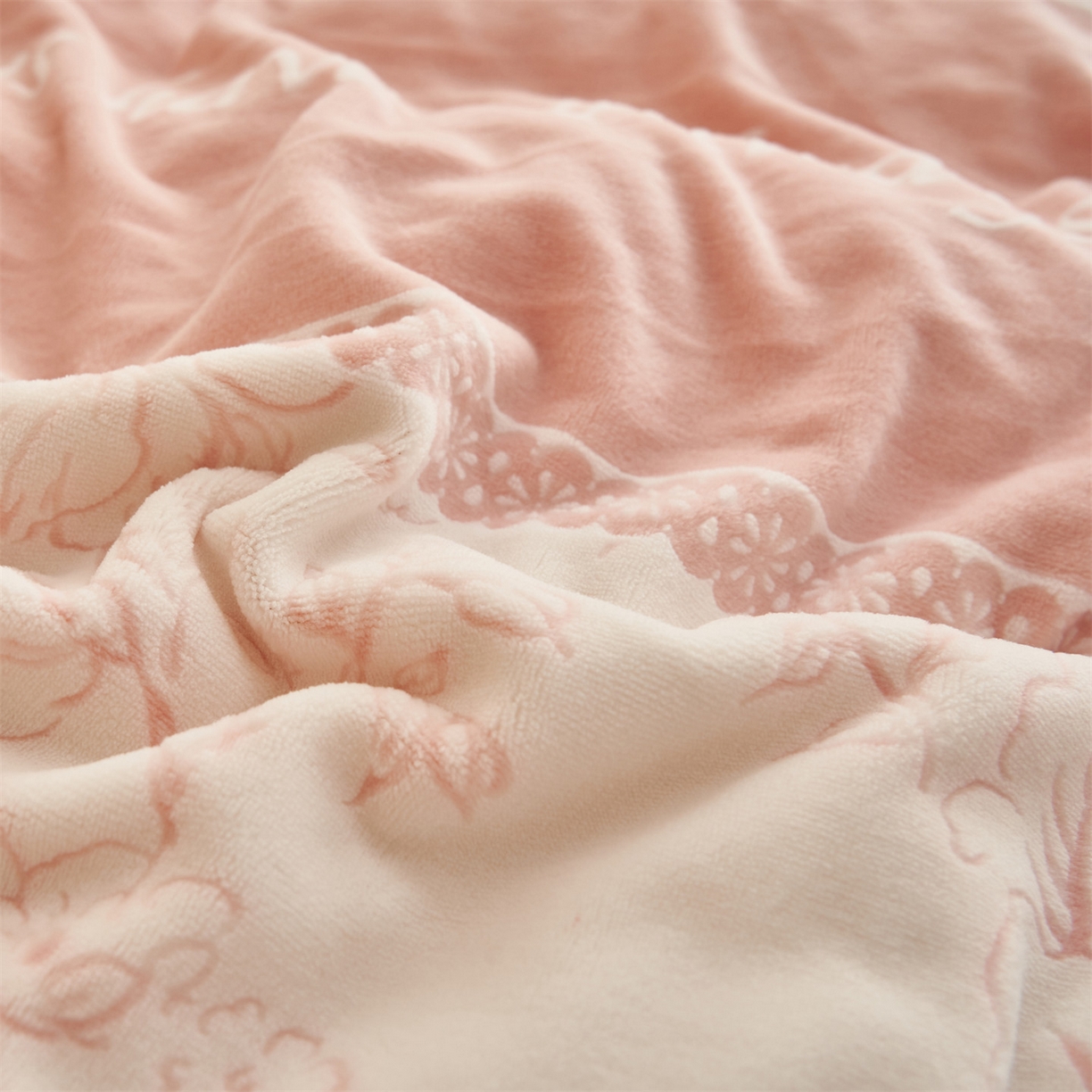 91家纺网 家纺一手货源 找家纺 恒爱家纺 2025新款牛奶绒立体剪花四件套 单边花漾-粉色