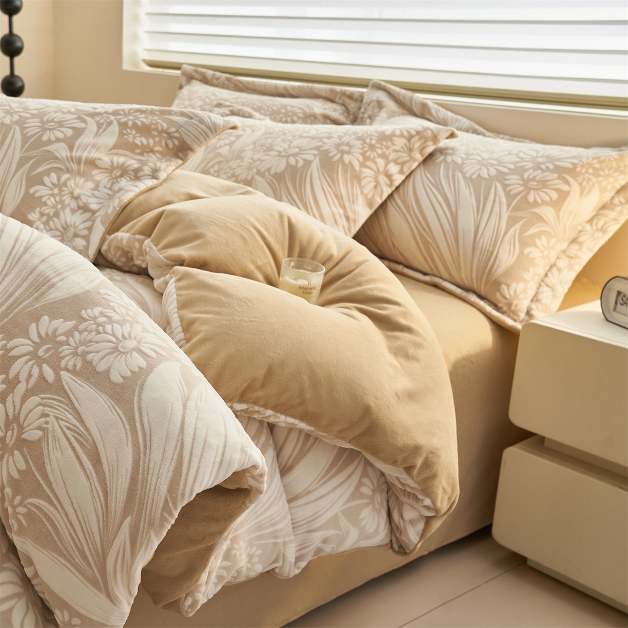 91家纺网 家纺一手货源 找家纺 恒爱家纺 2025新款牛奶绒立体剪花四件套 馥雅-浅咖