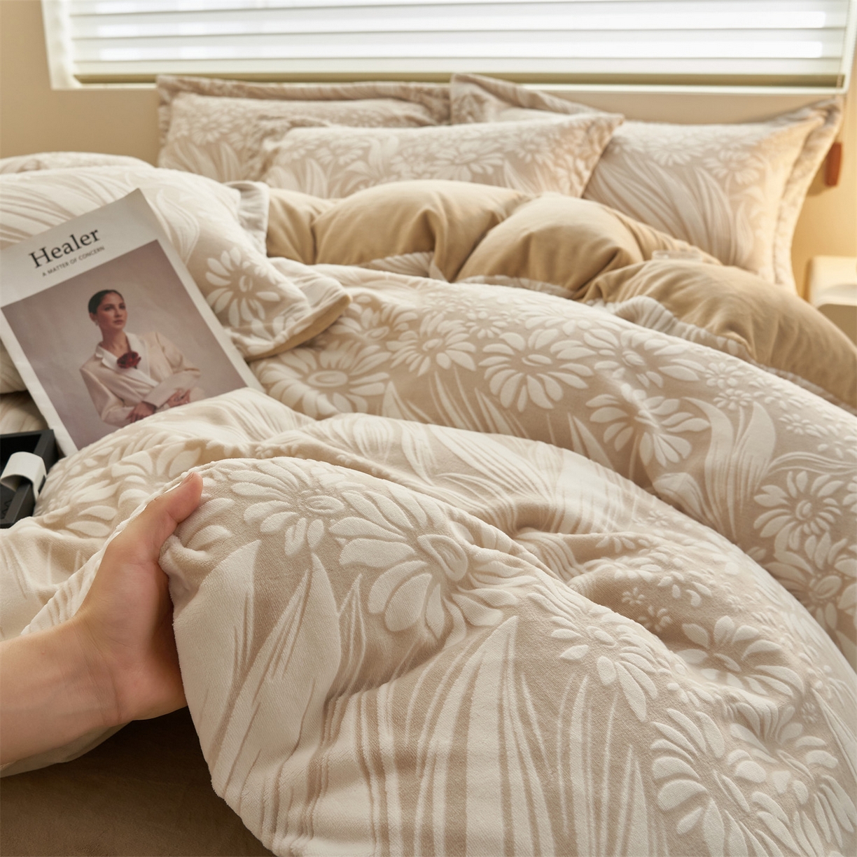 91家纺网 家纺一手货源 找家纺 恒爱家纺 2025新款牛奶绒立体剪花四件套 馥雅-浅咖