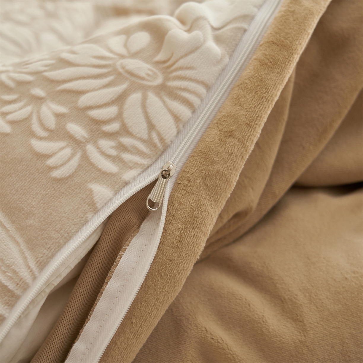 91家纺网 家纺一手货源 找家纺 恒爱家纺 2025新款牛奶绒立体剪花四件套 馥雅-浅咖