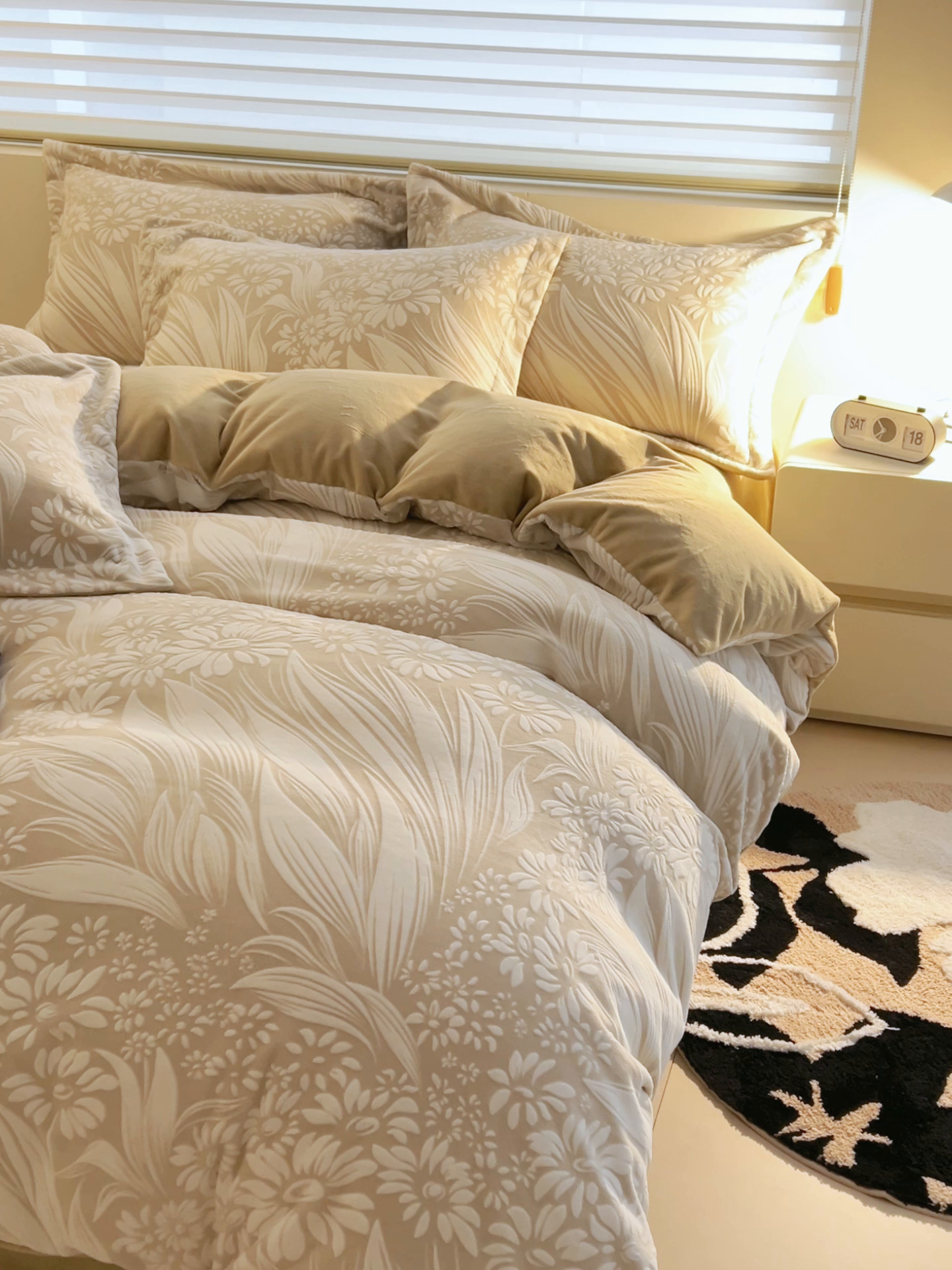 91家纺网 家纺一手货源 找家纺 恒爱家纺 2025新款牛奶绒立体剪花四件套 馥雅-浅咖