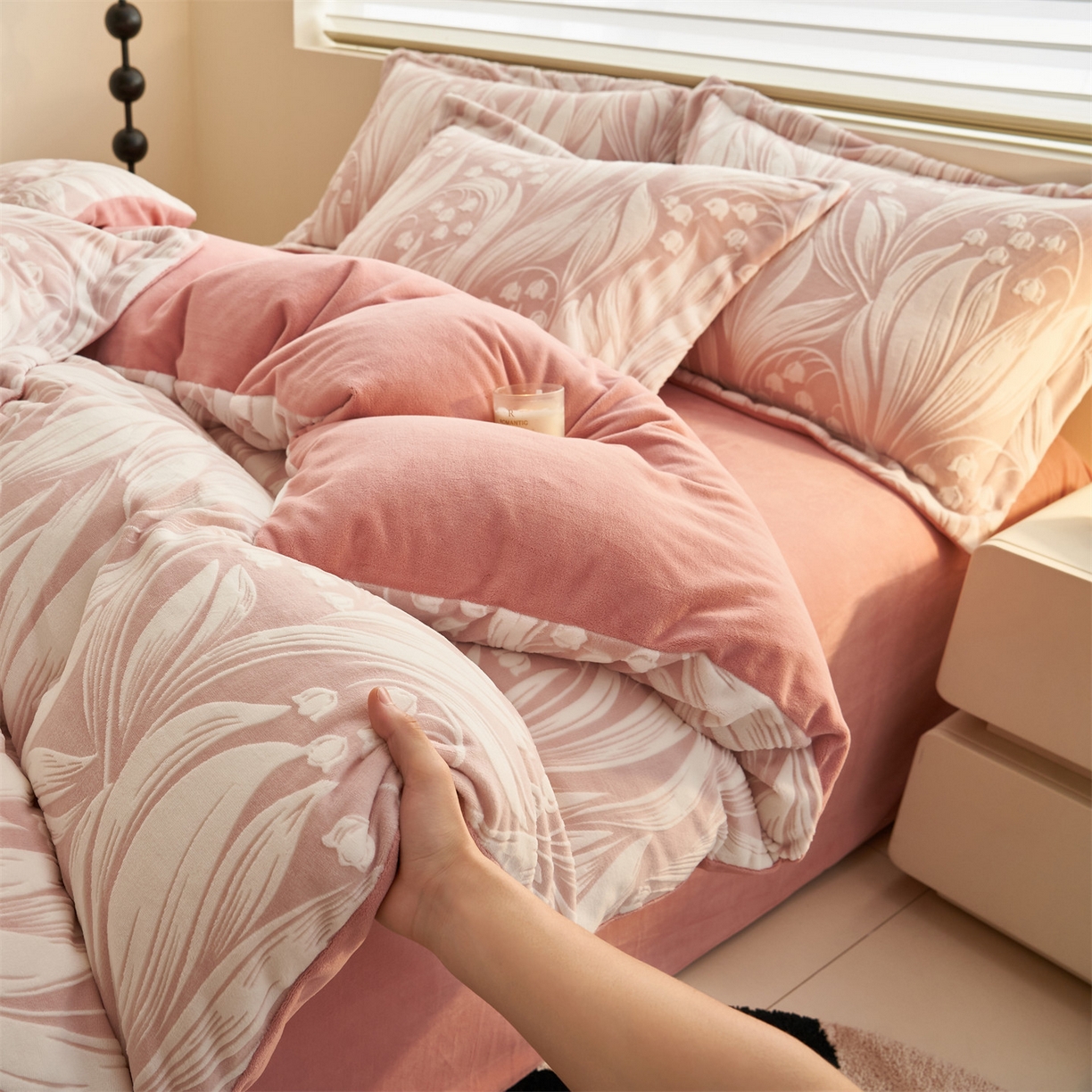 91家纺网 家纺一手货源 找家纺 恒爱家纺 2025新款牛奶绒立体剪花四件套 古韵悠香-豆沙