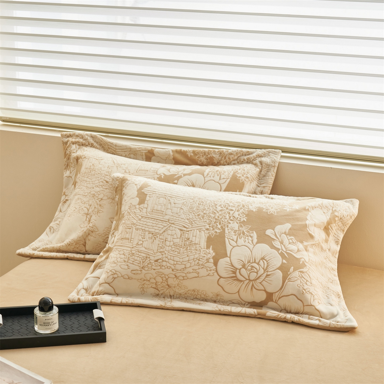 91家纺网 家纺一手货源 找家纺 恒爱家纺 2025新款牛奶绒立体剪花四件套 花园小镇-浅咖