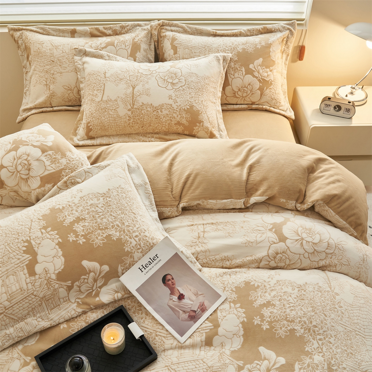 91家纺网 家纺一手货源 找家纺 恒爱家纺 2025新款牛奶绒立体剪花四件套 花园小镇-浅咖