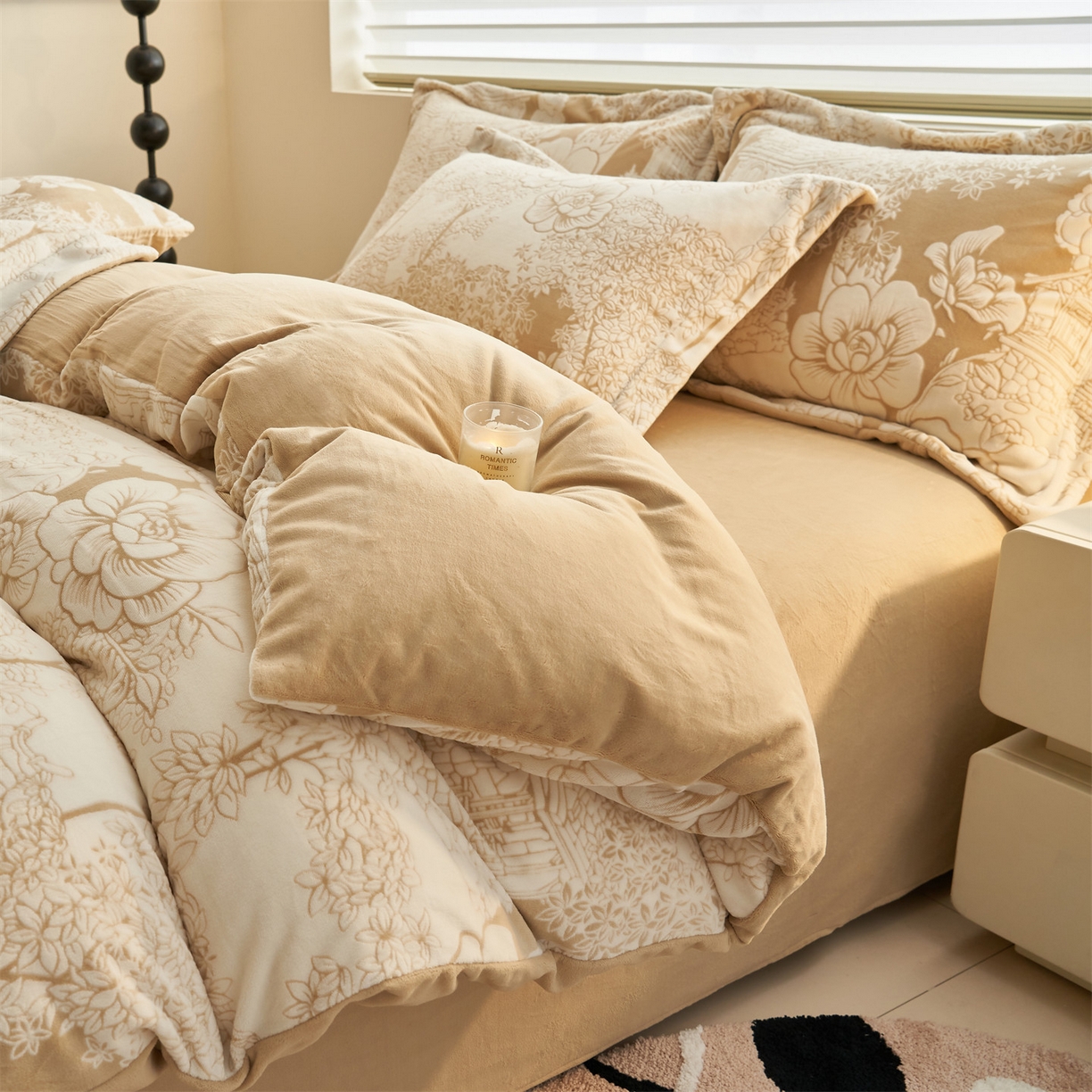 91家纺网 家纺一手货源 找家纺 恒爱家纺 2025新款牛奶绒立体剪花四件套 花园小镇-浅咖