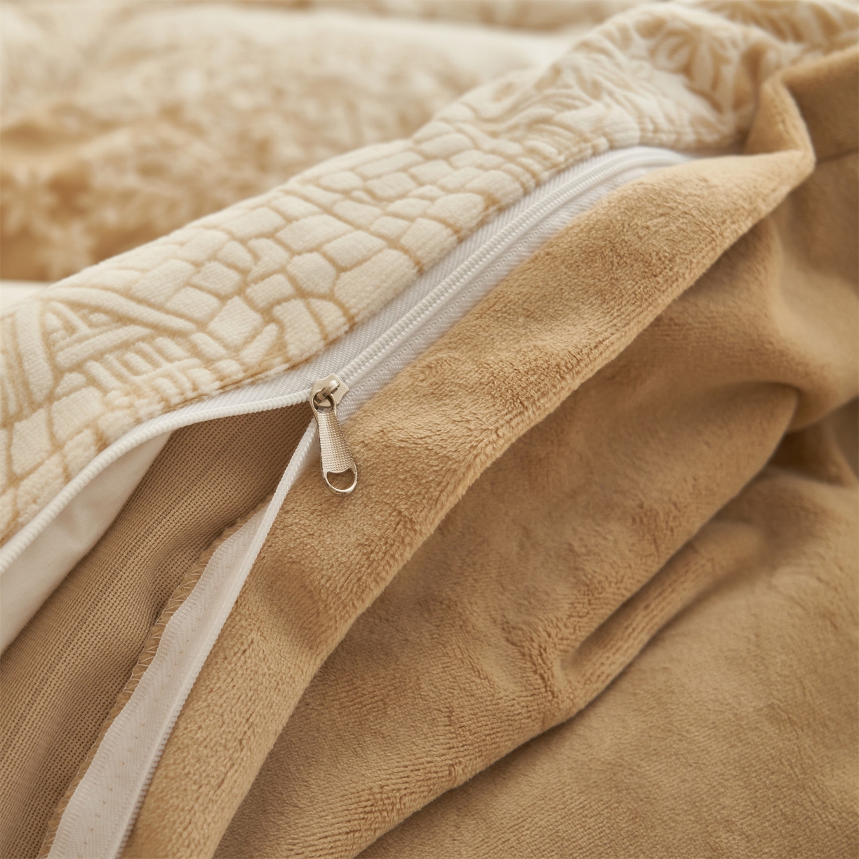 91家纺网 家纺一手货源 找家纺 恒爱家纺 2025新款牛奶绒立体剪花四件套 花园小镇-浅咖