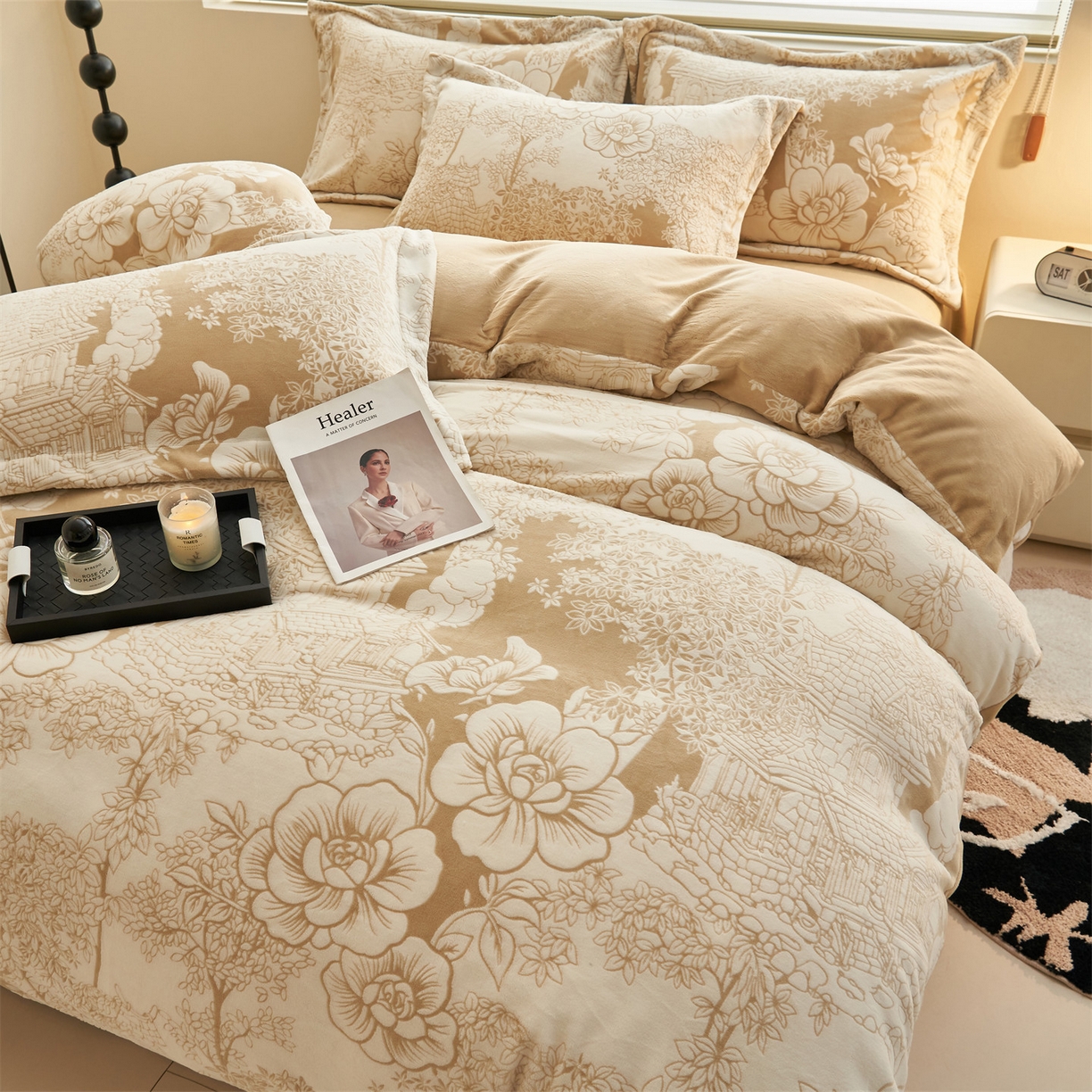 91家纺网 家纺一手货源 找家纺 恒爱家纺 2025新款牛奶绒立体剪花四件套 花园小镇-浅咖