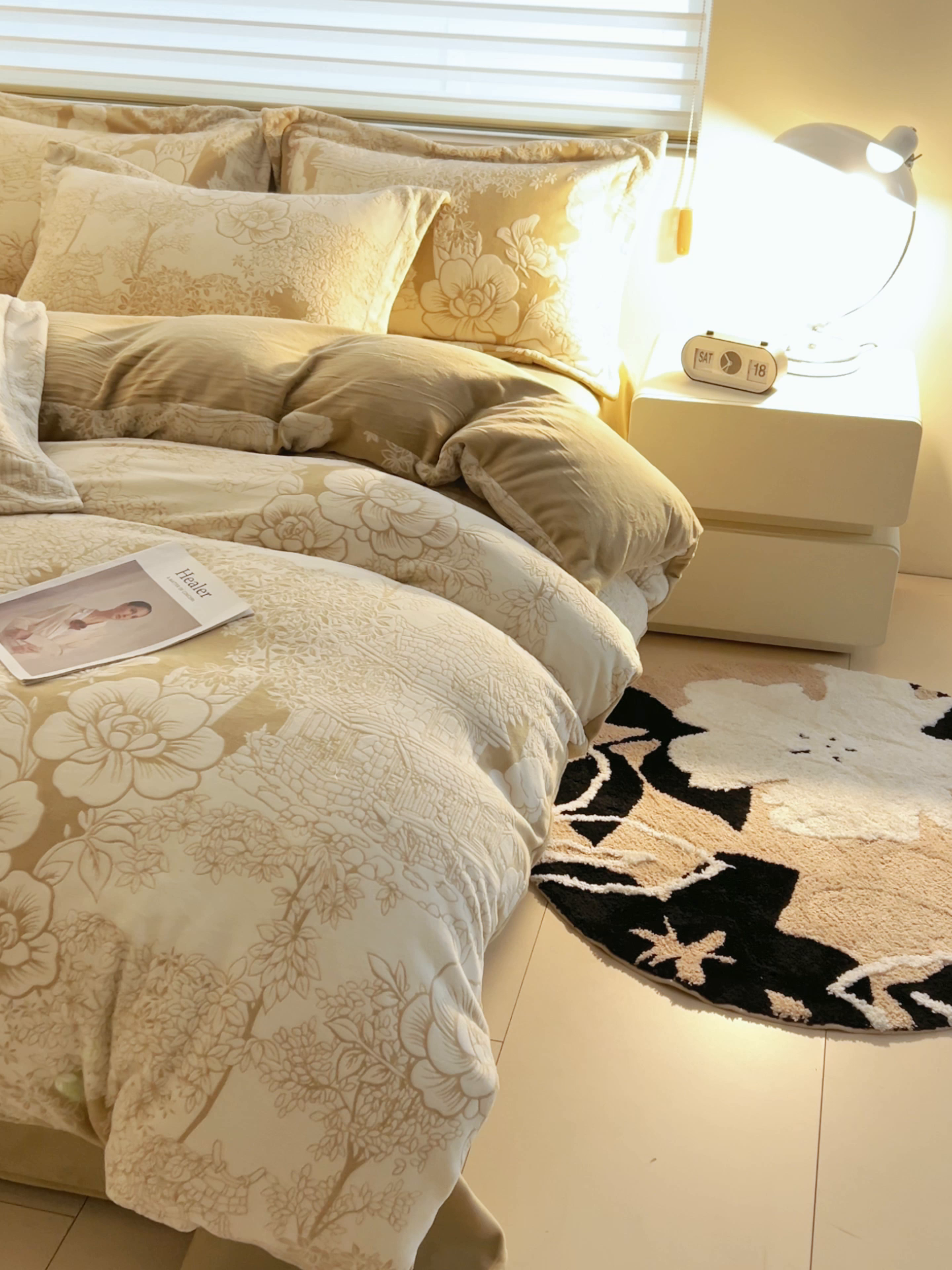 91家纺网 家纺一手货源 找家纺 恒爱家纺 2025新款牛奶绒立体剪花四件套 花园小镇-浅咖