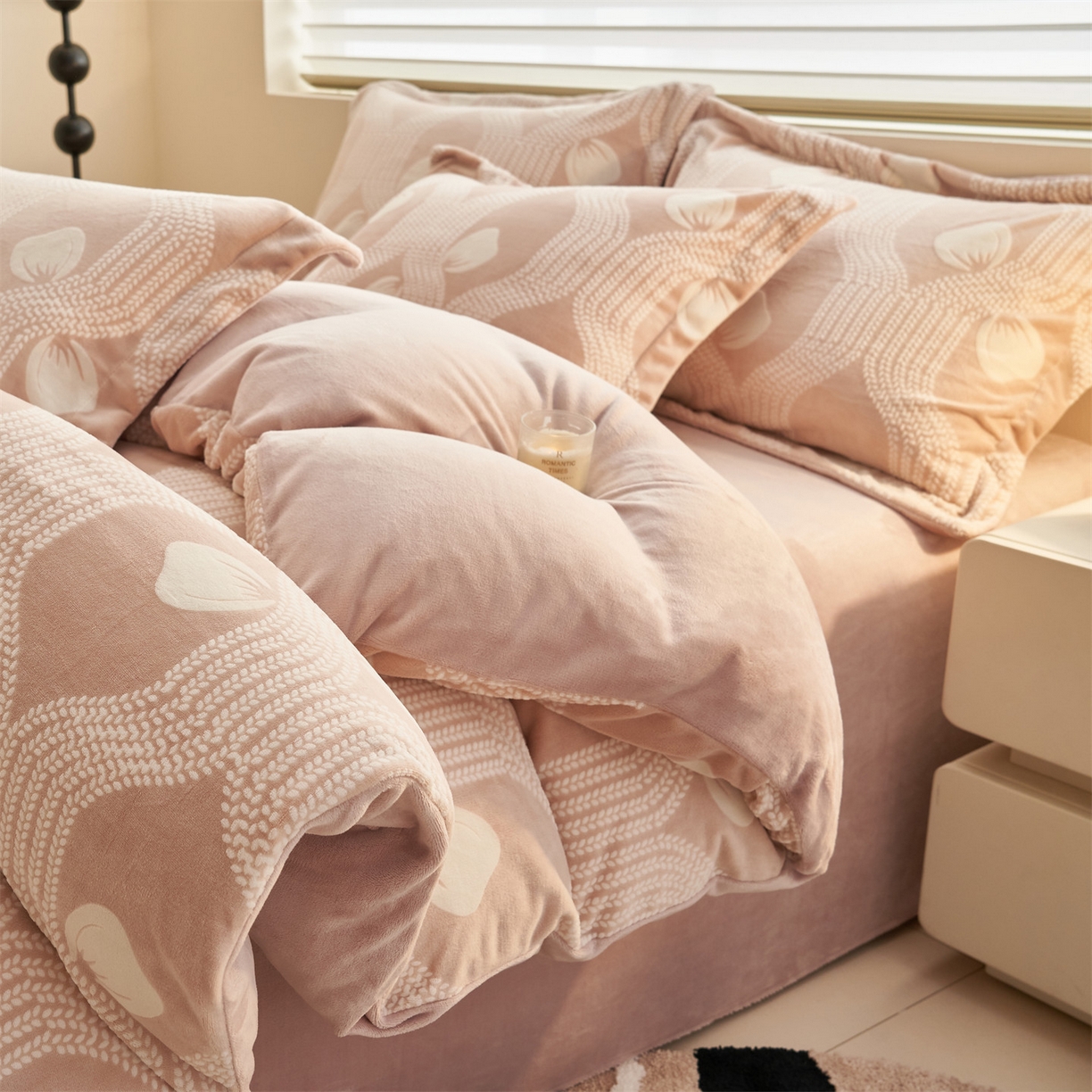 91家纺网 家纺一手货源 找家纺 恒爱家纺 2025新款牛奶绒立体剪花四件套 橞郁而安