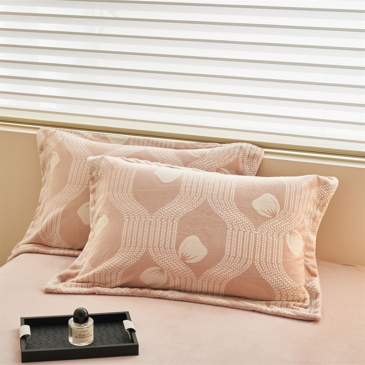 91家纺网 家纺一手货源 找家纺 恒爱家纺 2025新款牛奶绒立体剪花四件套 橞郁而安