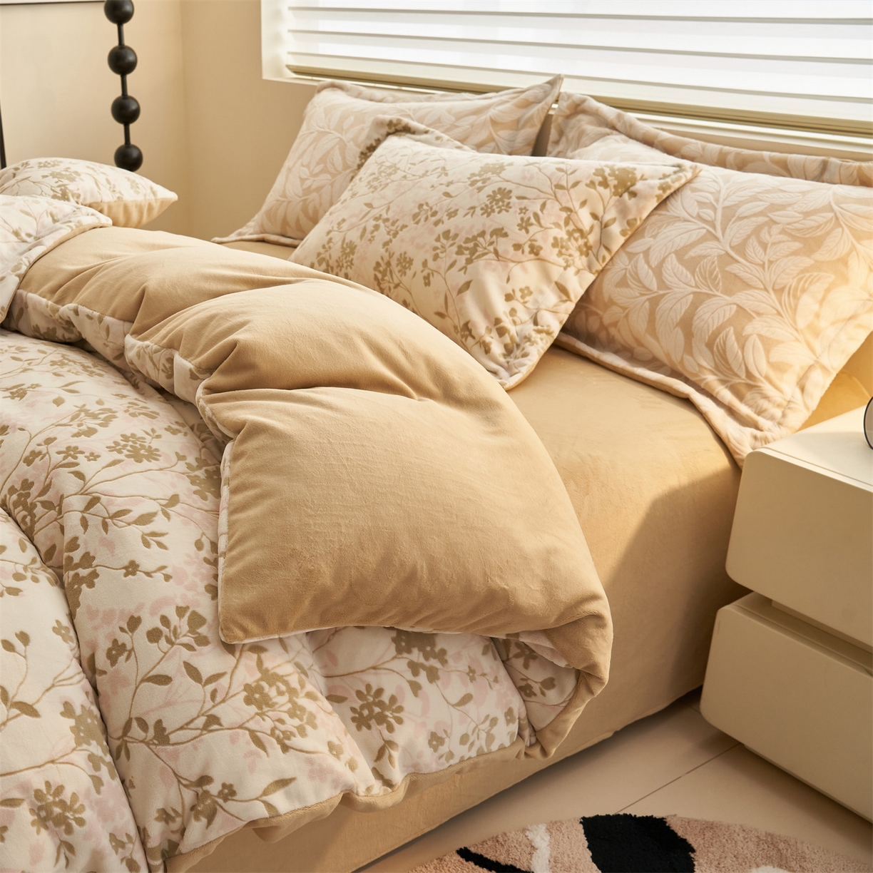 91家纺网 家纺一手货源 找家纺 恒爱家纺 2025新款牛奶绒立体剪花四件套 漫步时光-浅咖