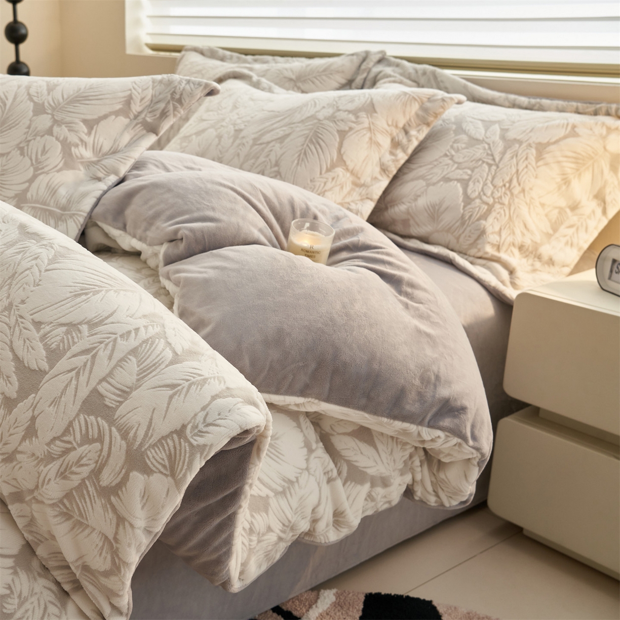 91家纺网 家纺一手货源 找家纺 恒爱家纺 2025新款牛奶绒立体剪花四件套 翩叶-灰