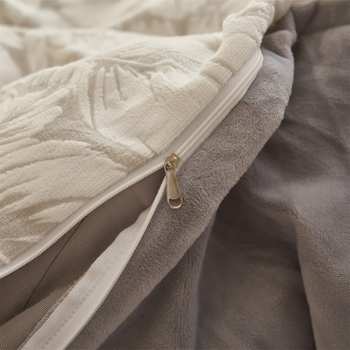 91家纺网 家纺一手货源 找家纺 恒爱家纺 2025新款牛奶绒立体剪花四件套 翩叶-灰