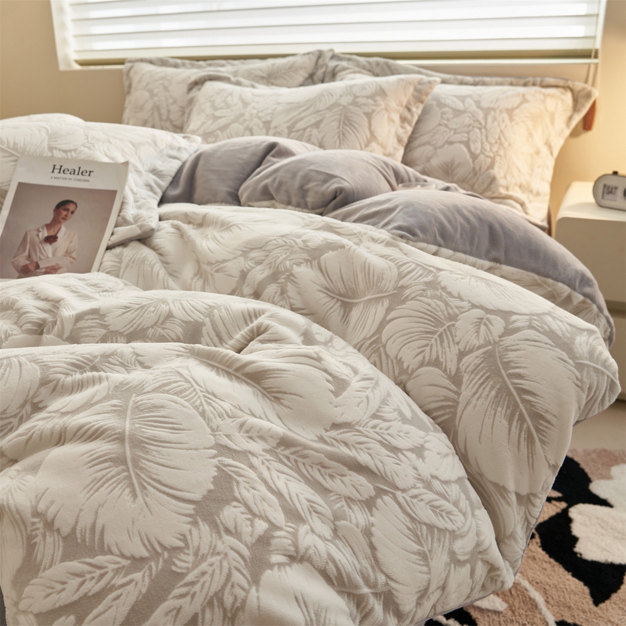 91家纺网 家纺一手货源 找家纺 恒爱家纺 2025新款牛奶绒立体剪花四件套 翩叶-灰