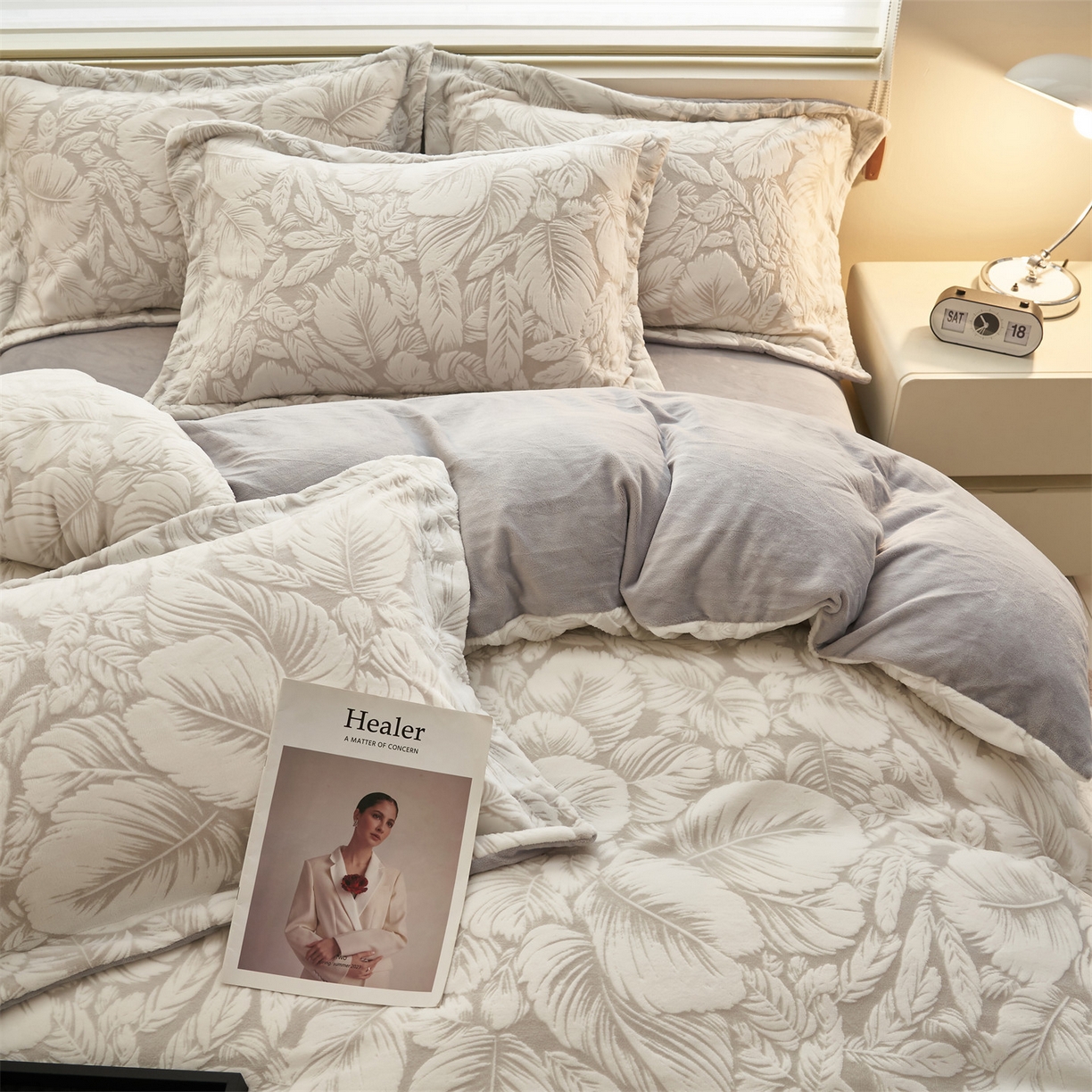 91家纺网 家纺一手货源 找家纺 恒爱家纺 2025新款牛奶绒立体剪花四件套 翩叶-灰