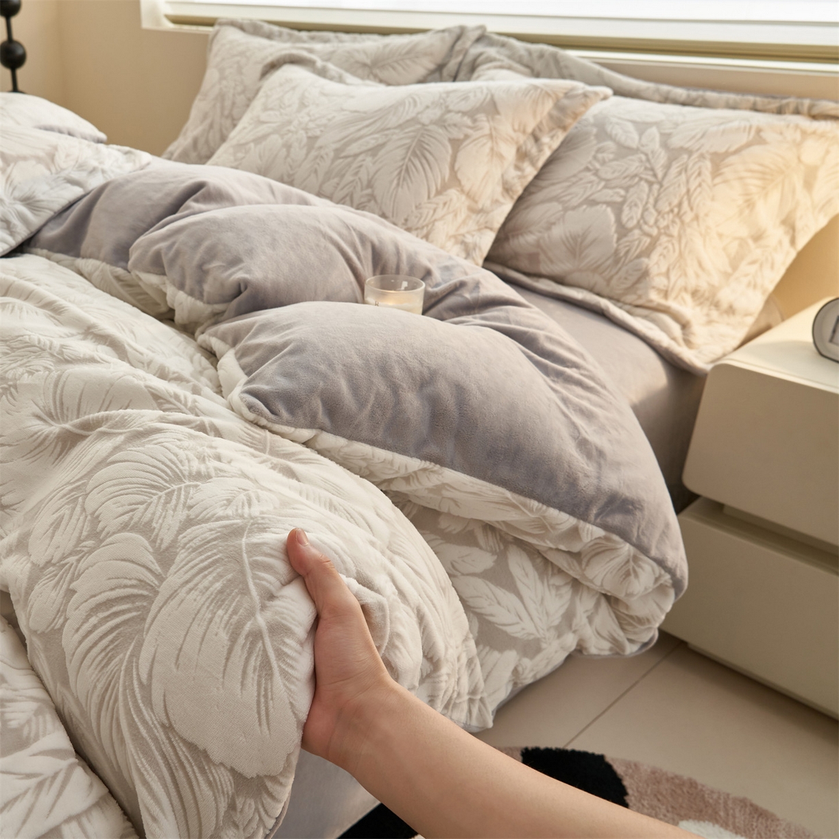 91家纺网 家纺一手货源 找家纺 恒爱家纺 2025新款牛奶绒立体剪花四件套 翩叶-灰