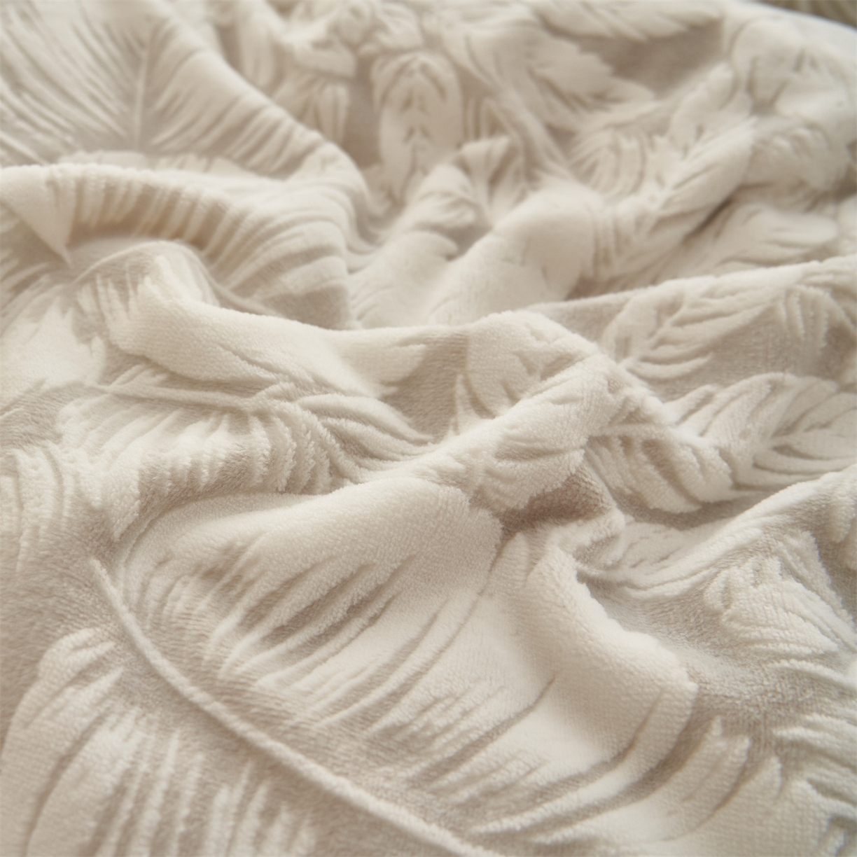 91家纺网 家纺一手货源 找家纺 恒爱家纺 2025新款牛奶绒立体剪花四件套 翩叶-灰