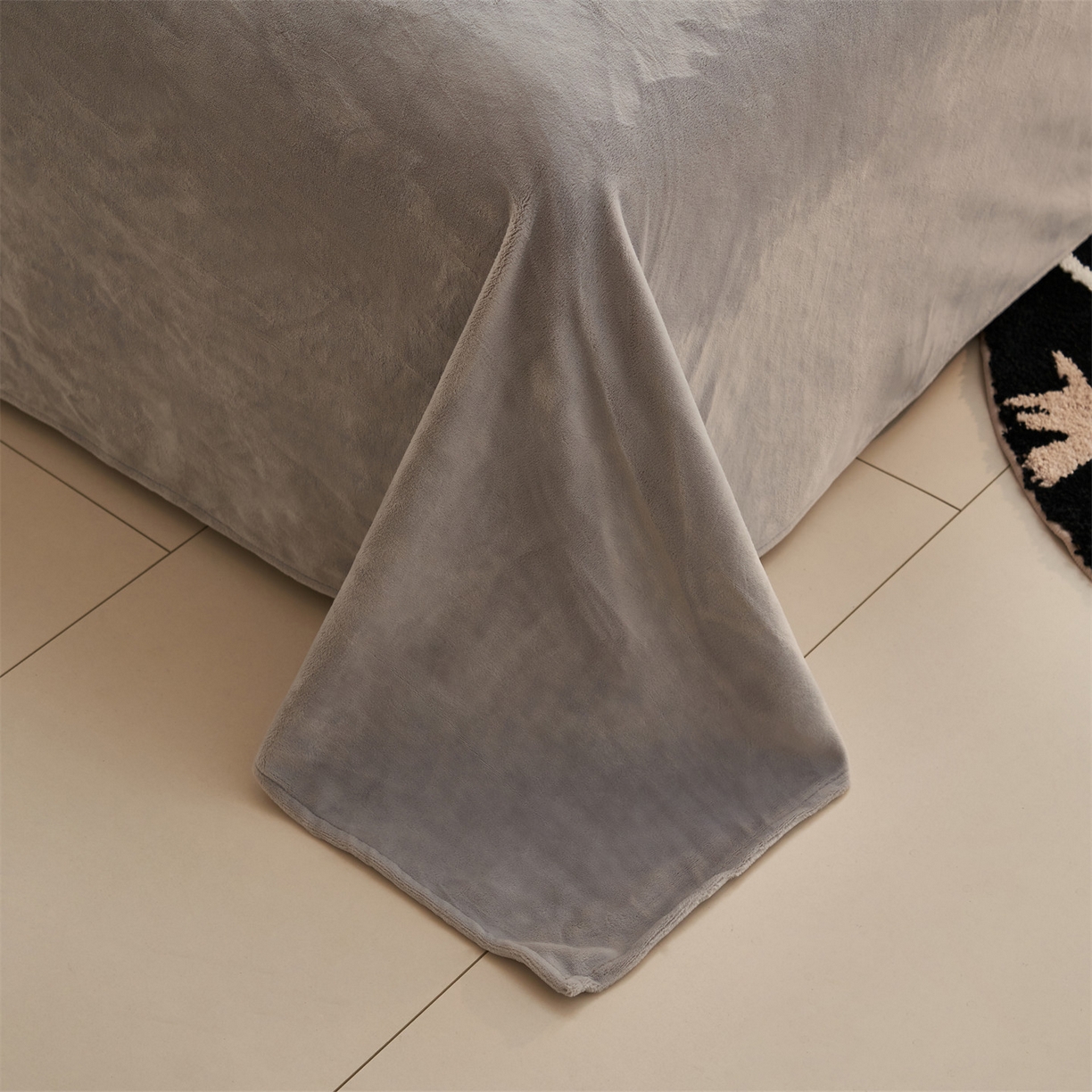 91家纺网 家纺一手货源 找家纺 恒爱家纺 2025新款牛奶绒立体剪花四件套 翩叶-灰