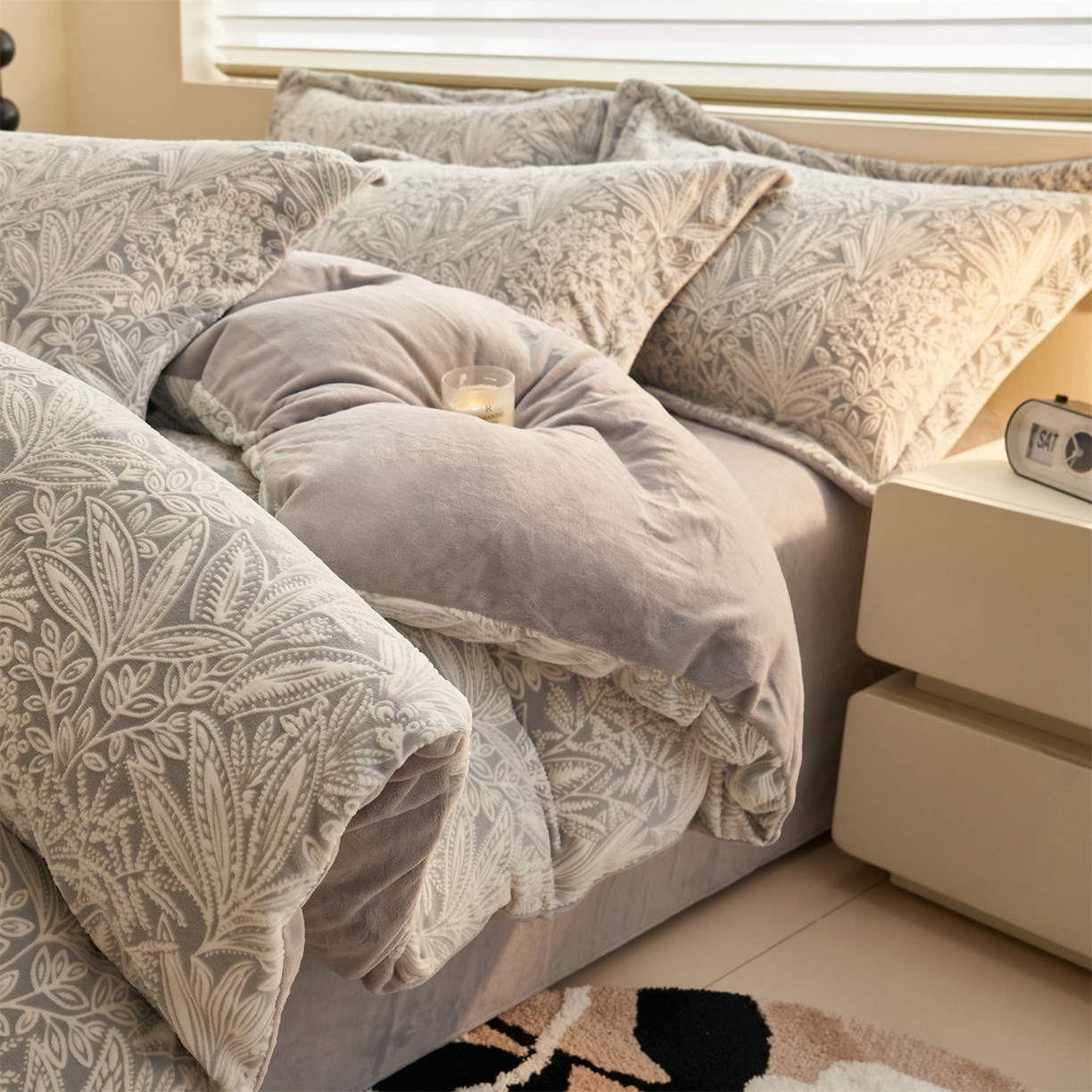 91家纺网 家纺一手货源 找家纺 恒爱家纺 2025新款牛奶绒立体剪花四件套 千素叶-灰