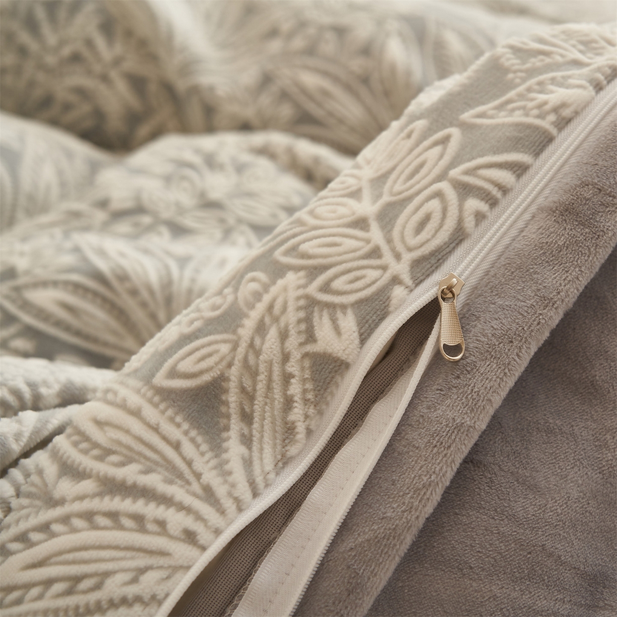 91家纺网 家纺一手货源 找家纺 恒爱家纺 2025新款牛奶绒立体剪花四件套 千素叶-灰