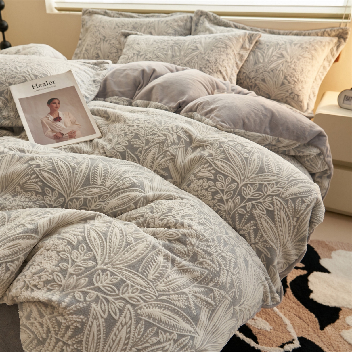 91家纺网 家纺一手货源 找家纺 恒爱家纺 2025新款牛奶绒立体剪花四件套 千素叶-灰