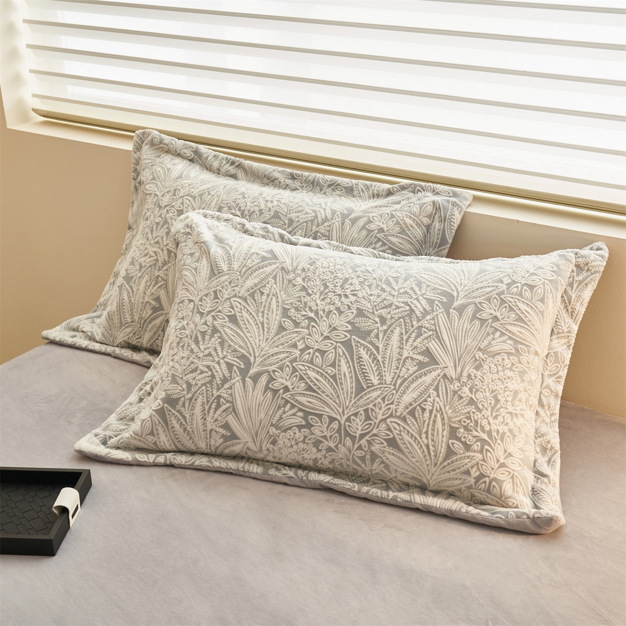 91家纺网 家纺一手货源 找家纺 恒爱家纺 2025新款牛奶绒立体剪花四件套 千素叶-灰